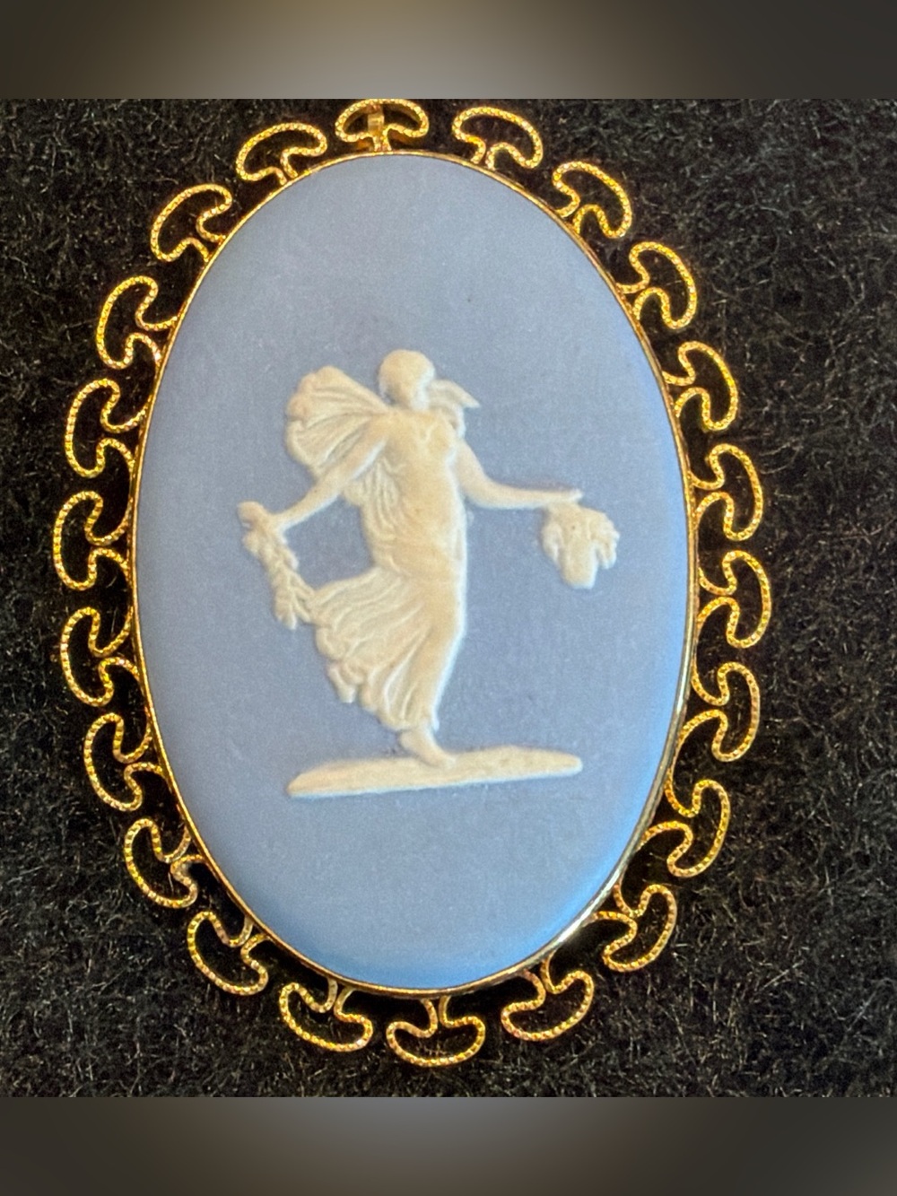 Vintage Wedgwood Jasperware cameo broach/pendant 1974